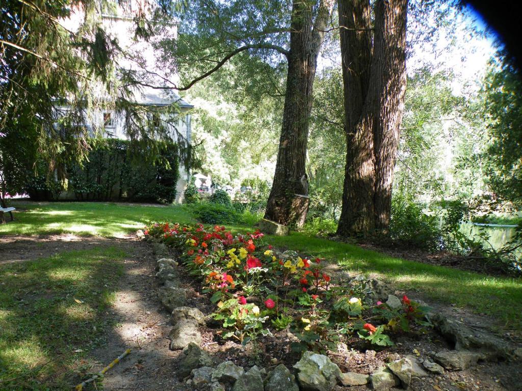 Logis Le Moulin Fleuri Hotell Veigné Eksteriør bilde